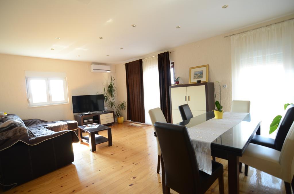 Apartment Emi Sukosan Bagian luar foto