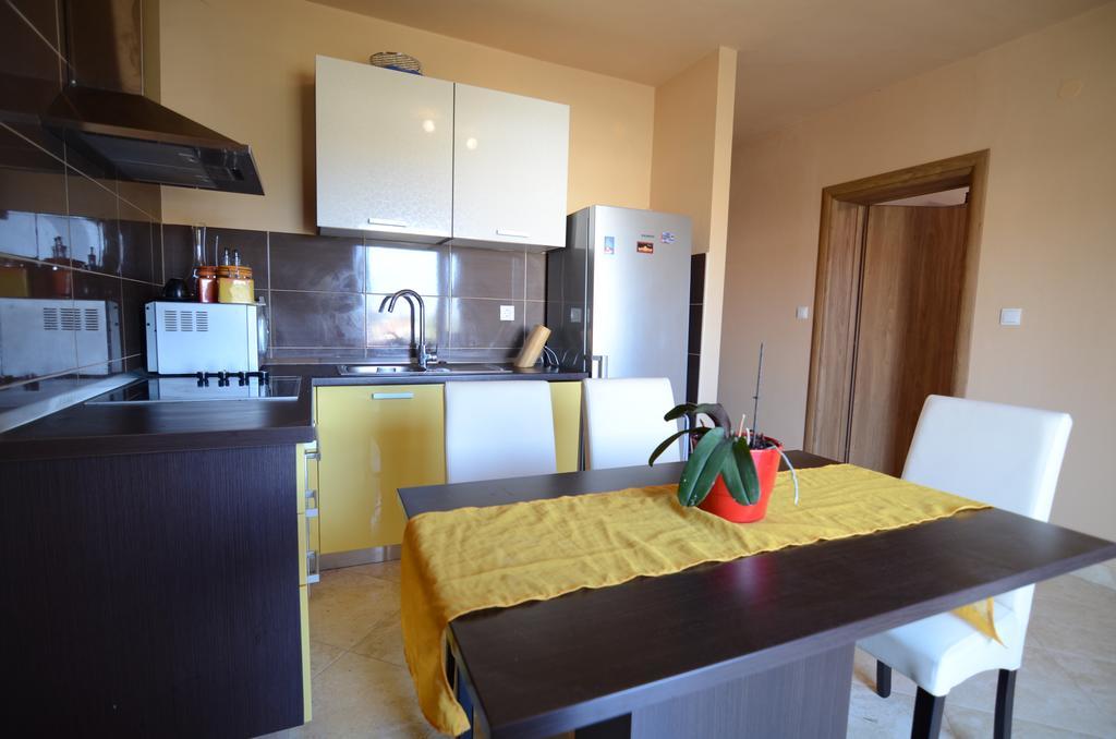 Apartment Emi Sukosan Bagian luar foto